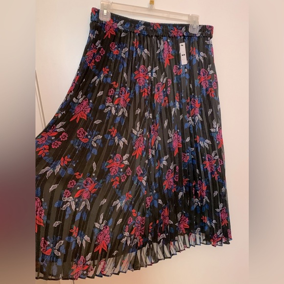 Blouse and skirt set. - Picture 5 of 8